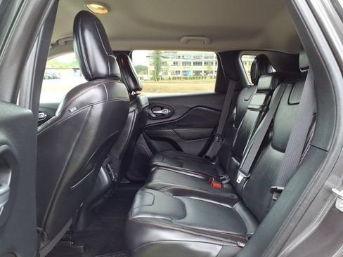 Used 2016 Jeep Cherokee Trailhawk w/ Leather Interior Group AWD/4WD image 9