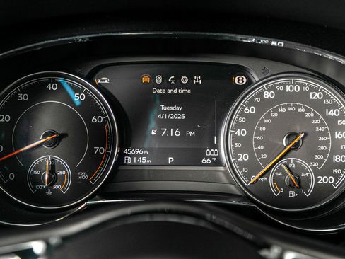 Used 2017 Bentley Bentayga image 46