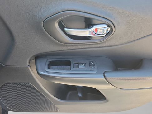 Used 2022 Jeep Cherokee Trailhawk w/ Comfort/Convenience Group image 21