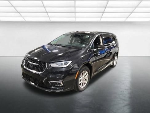 Used 2023 Chrysler Pacifica Touring-L FWD image 8