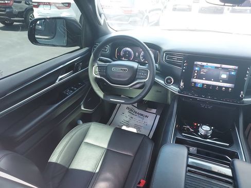 Used 2023 Jeep Wagoneer 4WD w/ Premium Group I image 15