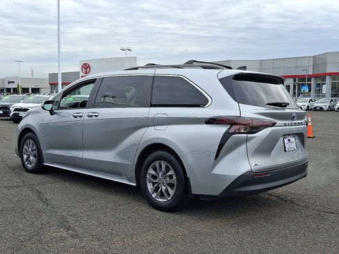 Used 2024 Toyota Sienna LE image 5