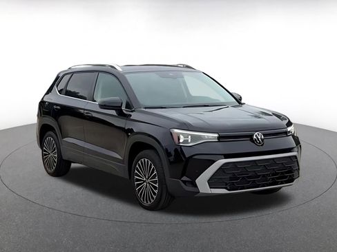 Used 2025 Volkswagen Taos SE FWD image 3