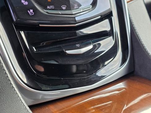 Used 2019 Cadillac Escalade Premium Luxury image 34