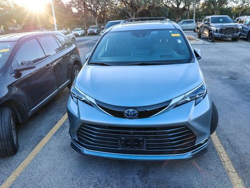 Used 2025 Toyota Sienna Platinum image 3