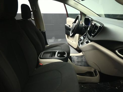 Used 2020 Chrysler Pacifica Touring w/ Tire & Wheel Group FWD image 52