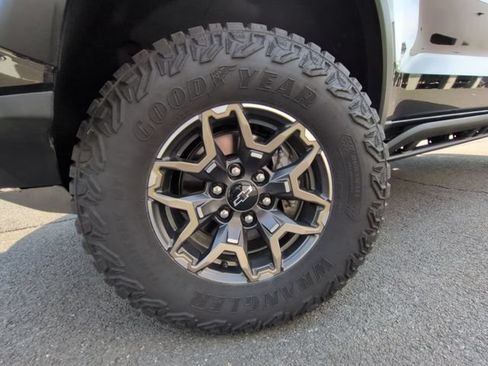 Certified 2024 Chevrolet Colorado ZR2 w/ Technology Package AWD/4WD image 34