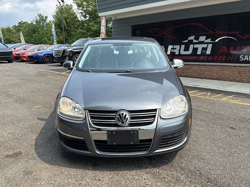 Used 2009 Volkswagen Jetta SE FWD image 2