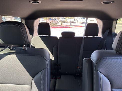 Used 2025 Chevrolet Traverse LT image 19