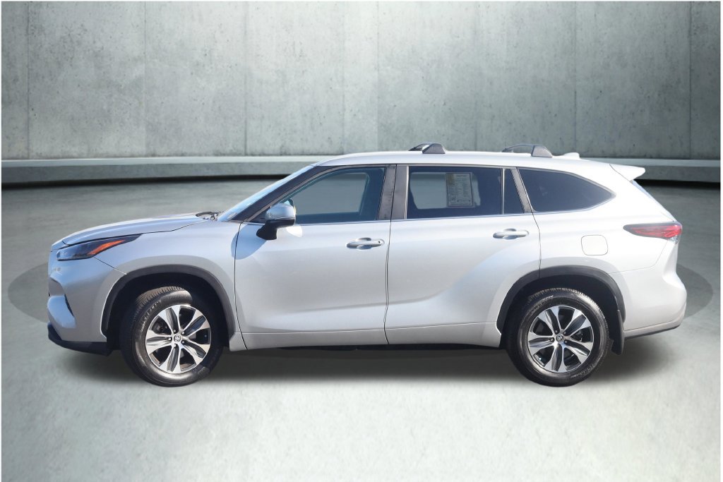 Used 2023 Toyota Highlander XLE AWD/4WD image 32