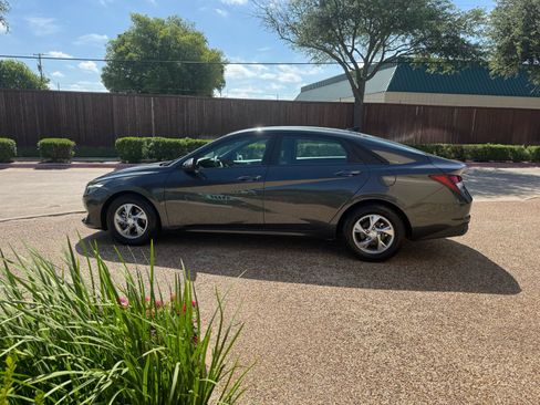 Used 2021 Hyundai Elantra SE FWD image 11