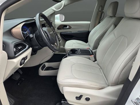 Used 2017 Chrysler Pacifica Touring-L Plus w/ Tire & Wheel Group FWD image 9