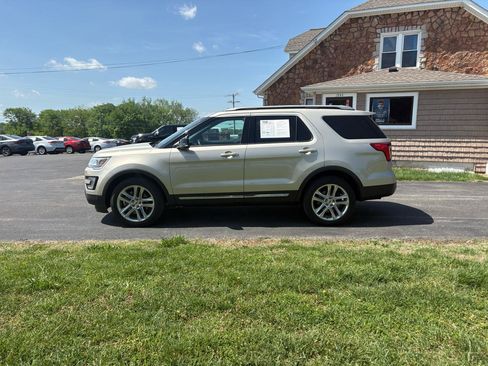 Used 2017 Ford Explorer XLT w/ Equipment Group 202A image 2
