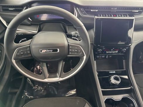 Used 2025 Jeep Grand Cherokee Altitude AWD/4WD image 27