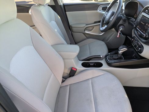 Used 2023 Kia Soul LX image 12