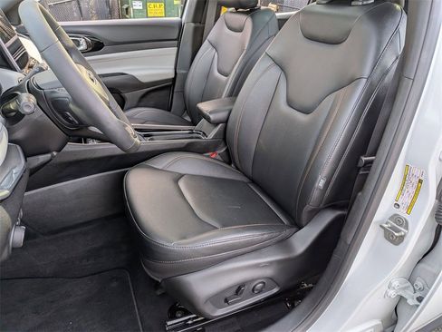 Certified 2024 Jeep Compass Limited w/ Sun and Sound Group image 21