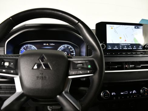 Used 2024 Mitsubishi Outlander SE Black Edition image 16