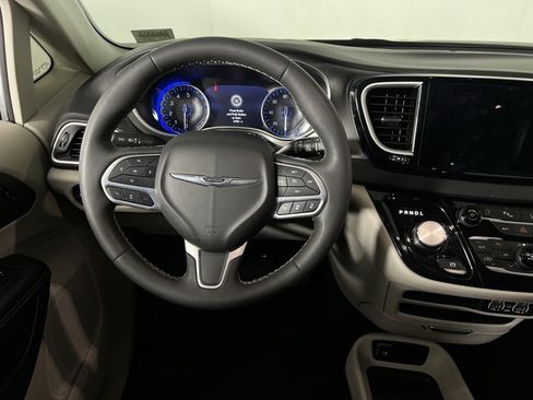 Certified 2024 Chrysler Pacifica Touring-L image 13