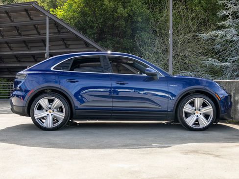 Certified 2025 Porsche Macan 4 Electric image 12
