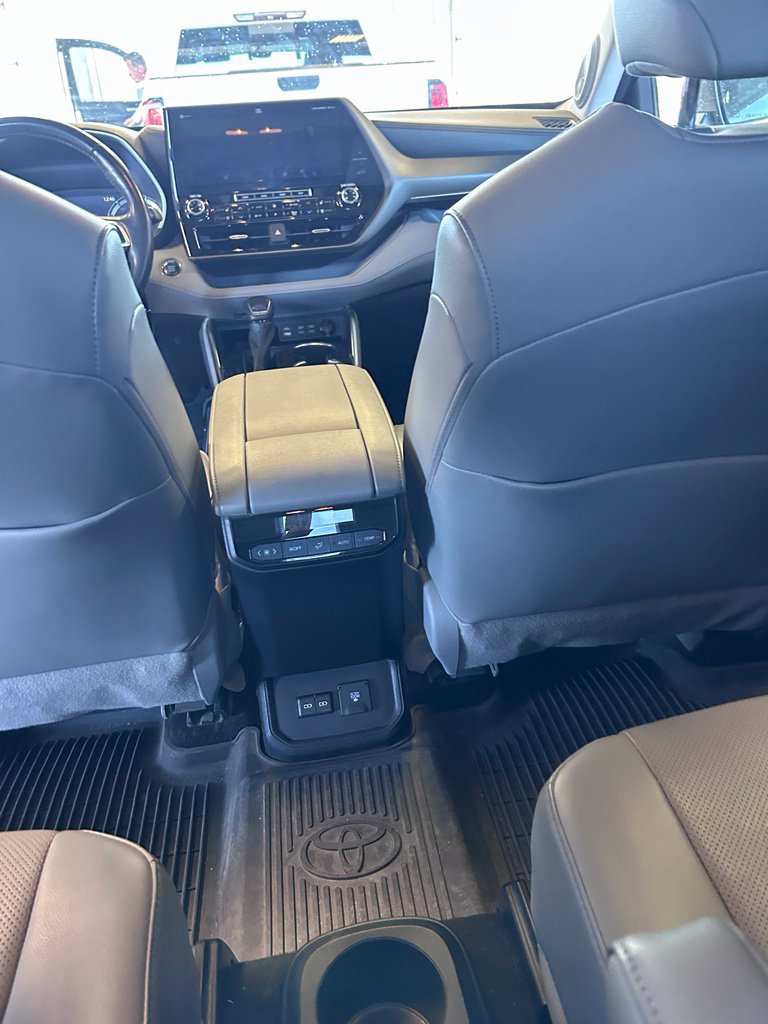 Used 2022 Toyota Highlander Limited AWD/4WD image 10