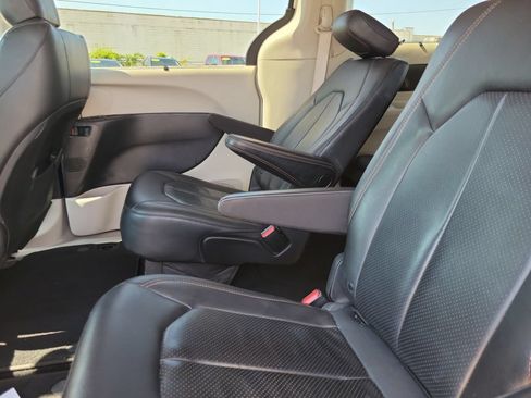 Used 2019 Chrysler Pacifica Touring-L FWD image 9