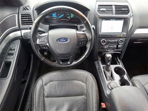 Used 2017 Ford Explorer XLT w/ Equipment Group 202A image 9