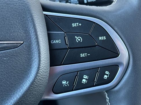 Used 2023 Chrysler Pacifica Touring-L FWD image 27