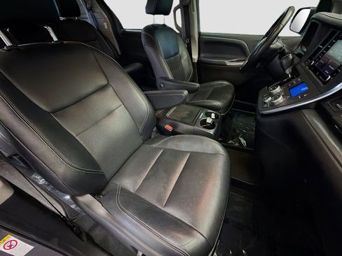 Used 2019 Toyota Sienna SE Premium w/ Protection Package image 16