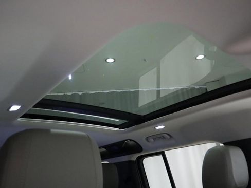 Used 2023 Land Rover Defender 110 SE image 9