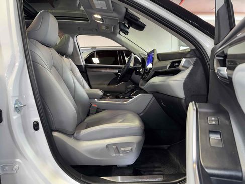 Used 2023 Toyota Highlander Platinum image 37