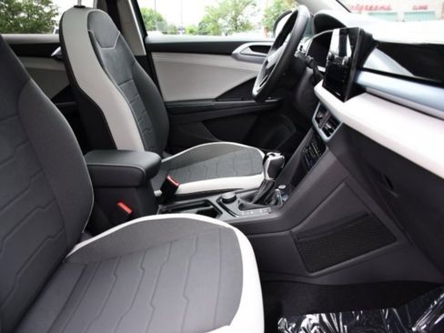 New 2025 Volkswagen Taos SE image 30
