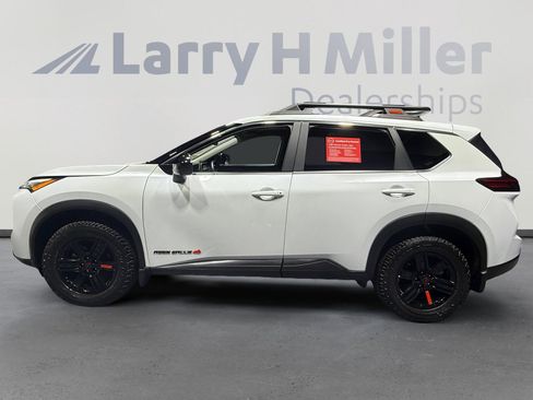 Used 2025 Nissan Rogue SV image 2