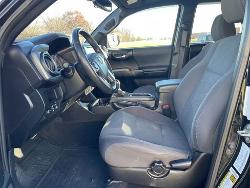 Used 2017 Toyota Tacoma TRD Sport image 8