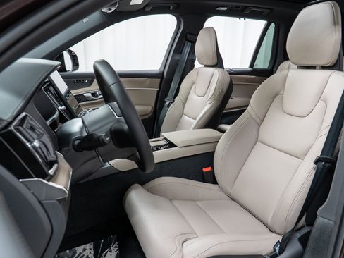 New 2026 Volvo XC90 B6 Ultra w/ Protection Package image 13