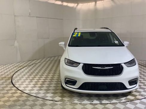 Used 2021 Chrysler Pacifica Touring w/ Cold Weather Group image 3