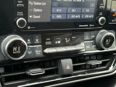 Used 2022 Toyota Highlander LE image 20