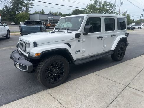 Used 2025 Jeep Wrangler Unlimited Sahara w/ Safety Group AWD/4WD image 6
