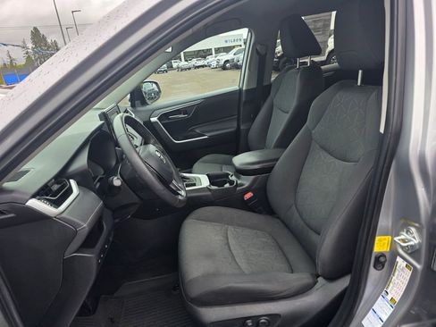 Used 2021 Toyota RAV4 XLE w/ XLE Grade Weather Package image 4