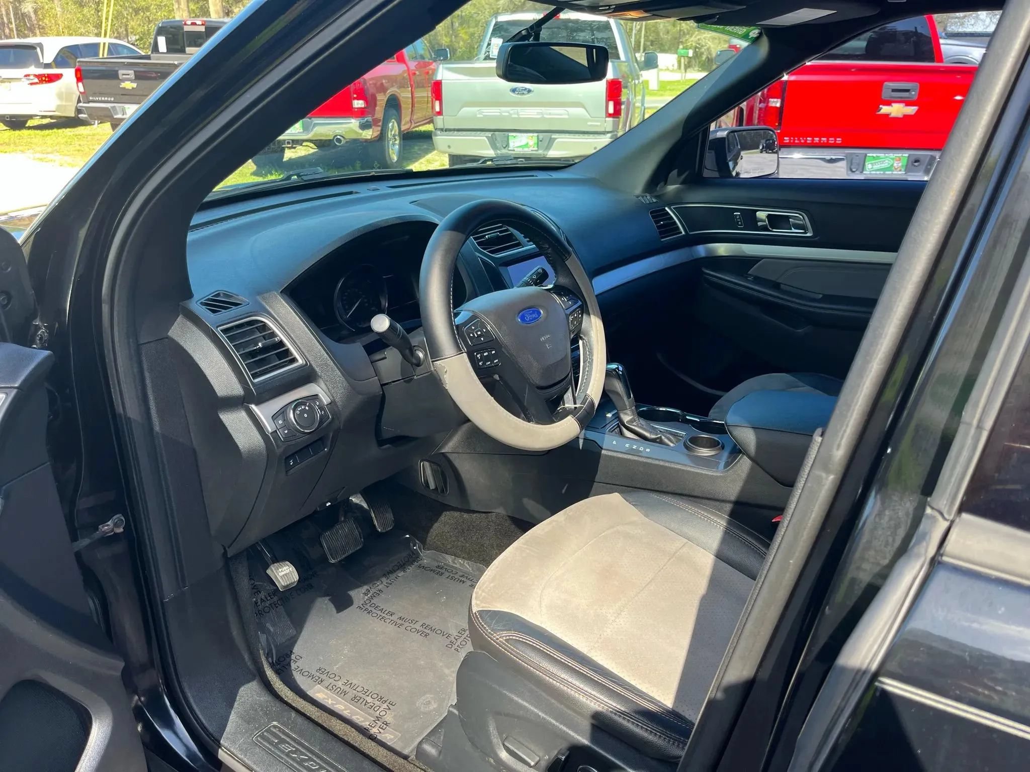 Used 2017 Ford Explorer XLT w/ Equipment Group 202A FWD image 10