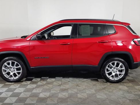 Used 2024 Jeep Compass Latitude image 4