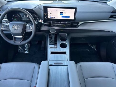Certified 2026 Toyota Sienna XLE FWD image 17