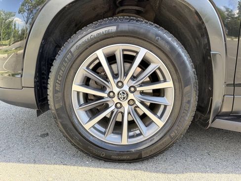 Used 2019 Toyota Highlander XLE AWD/4WD image 37