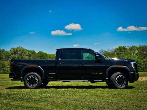 Used 2024 GMC Sierra 2500 AT4 w/ AT4 Preferred Package AWD/4WD image 2