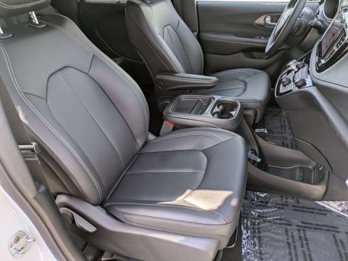 New 2027 Chrysler Pacifica Select FWD image 27