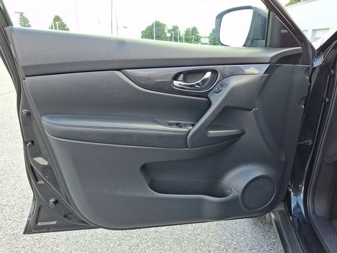 Used 2018 Nissan Rogue SV AWD/4WD image 13