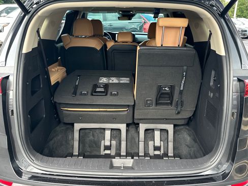 Used 2024 Kia Carnival EX FWD image 5