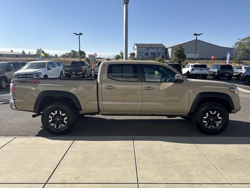 Used 2020 Toyota Tacoma TRD Off-Road AWD/4WD image 6