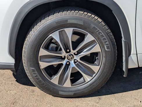 Used 2020 Toyota Highlander XLE image 10