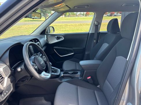 Used 2025 Kia Soul LX w/ LX Technology Package FWD image 24