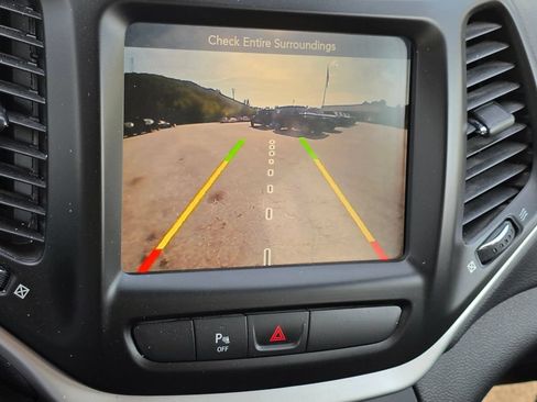 Used 2018 Jeep Cherokee Trailhawk w/ Cold Weather Group AWD/4WD image 9